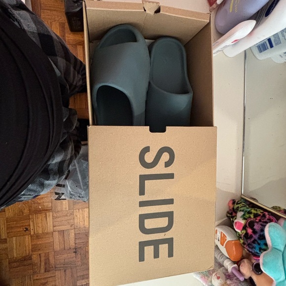 yeezy slides - Picture 3 of 3